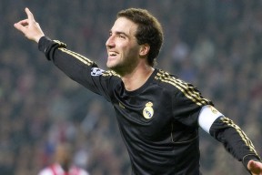 开云官方-CS2枪火操作瞬间爆发，cslr2步枪